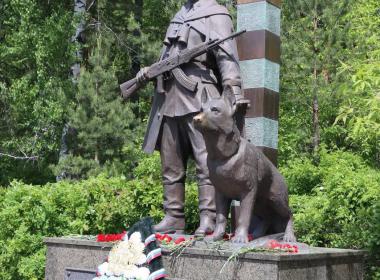 Курсанты филиала Центра «ВОИН» возложили цветы к памятнику Пограничникам-Уральцам