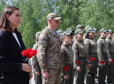 Курсанты филиала Центра «ВОИН» возложили цветы к памятнику Пограничникам-Уральцам