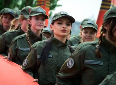 Стометровый флаг России развернули на Мамаевом кургане курсанты Центра «ВОИН»