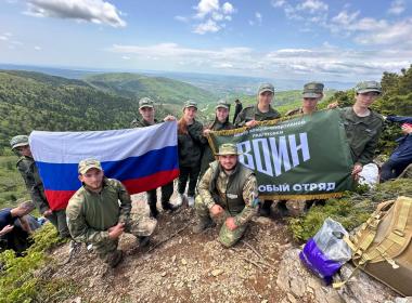 День России на высоте: курсанты Центра «ВОИН» покорили гору Российская