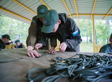 Хабаровских курсантов научили плести браслеты выживания