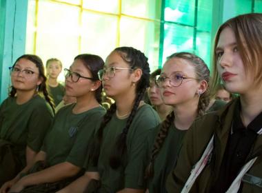 В Бурятии курсанты смены «Время юных героев» встретились с ветераном СВО