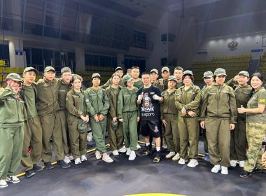 Бату Хасиков вместе с курсантами Центра «ВОИН» поддержал калмыцкого боксера