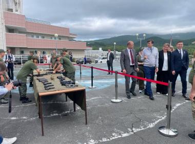 Министр просвещения России и директор Центра «ВОИН» встретились с участниками смены «Время юных героев» в ВДЦ «Океан»