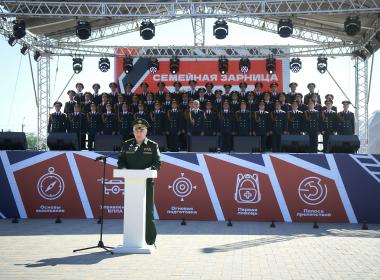 Дмитрий Шевченко встретился с семьей Абдуллиных, представляющих Центр «ВОИН» в финале «Семейной зарницы»