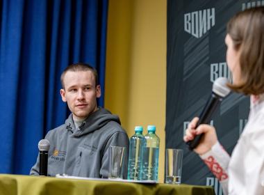 Герой РФ Степан Белов пообщался с курсантами и подарил Центру «ВОИН» флаг танковых войск