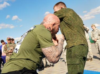 Джеф Монсон пришел на мастер-класс к волгоградским курсантам в футболке с «говорящей» надписью