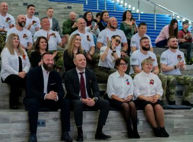 Ветеран Медков спел «Катюшу», дал советы молодежи и станцевал вальс с курсанткой Центра «ВОИН» в ходе телемоста